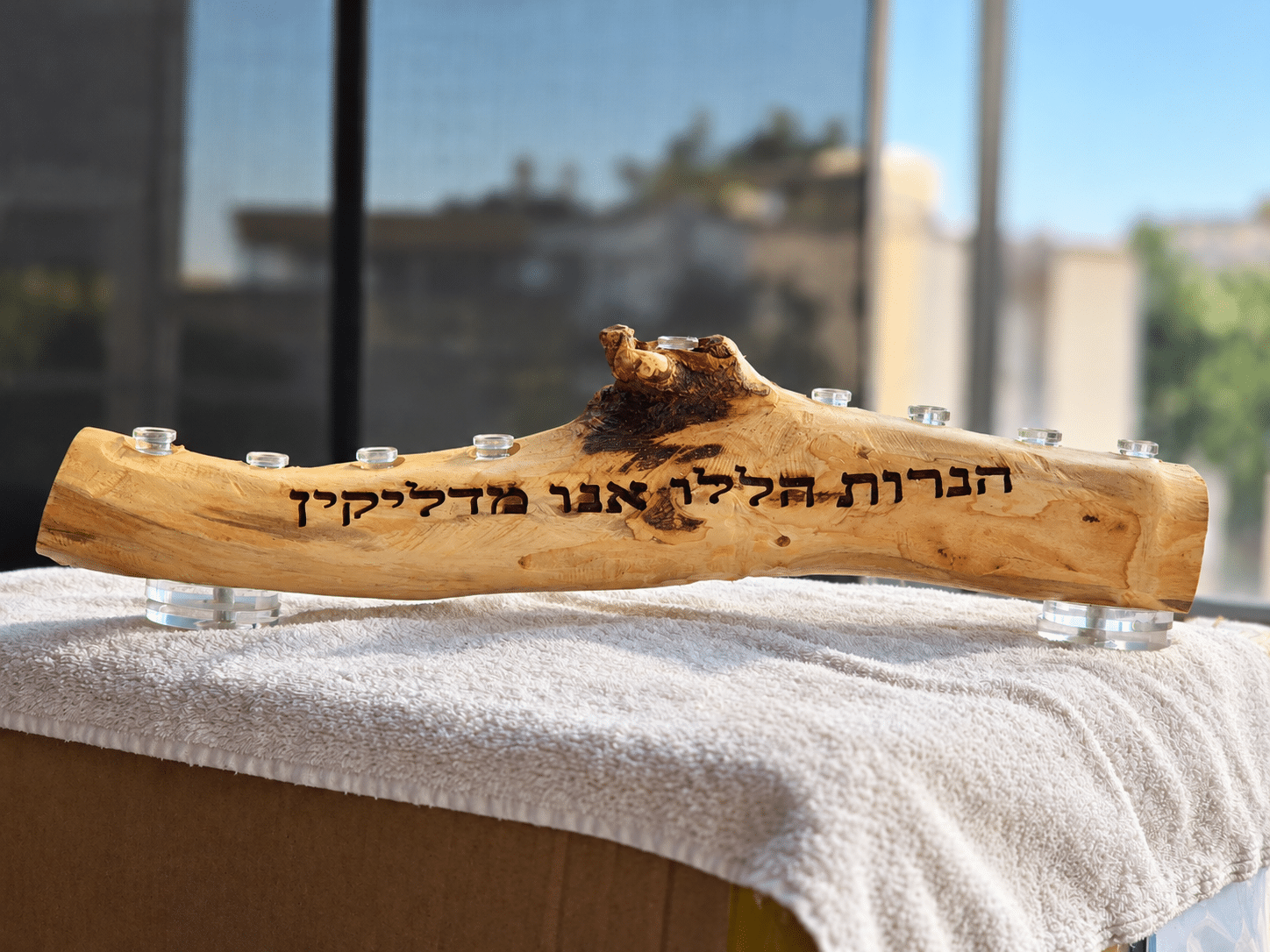 חנוכייה מעץ טבעי בעבודת יד מענף עץ הדר עם חריטת לייזר הנרות הללו אנו מדליקין