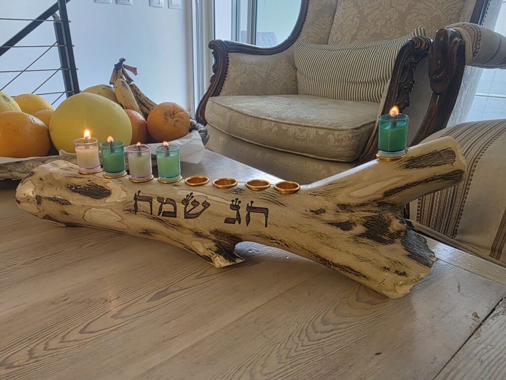 חנוכיית חג שמח מענף עץ זית בעבודת יד עם חריטת לייזר