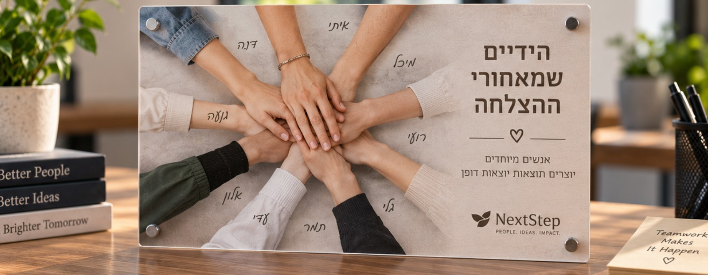 תמונת צוות אישית על אקריל עם ידיים ושמות העובדים