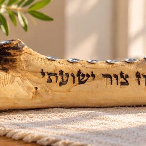 חנוכיית מעוז צור מעץ הדר טבעי עם חריטת לייזר מעוז צור ישועתי ותשעה בתי נר כסופים